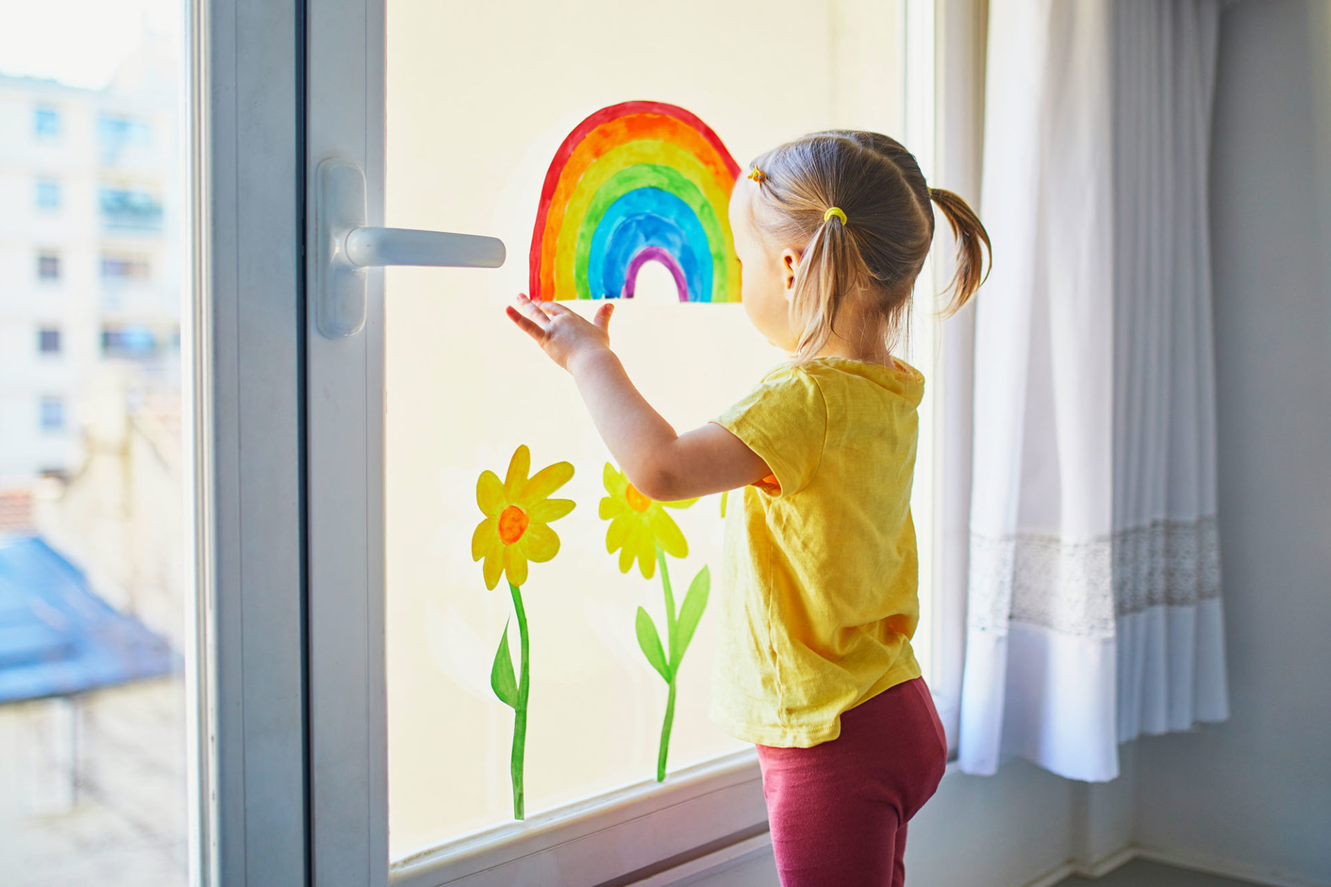 Девочка рисует радугу